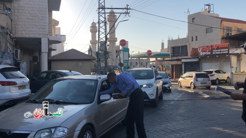 فيديو: وسط إقبال كبير .. الاستاذ وليد طه والاستاذ عادل عامر وكوادرهم داخل القائمة المشتركة يوزعون نشرتها الأولى ودعوة لمهرجان السبت